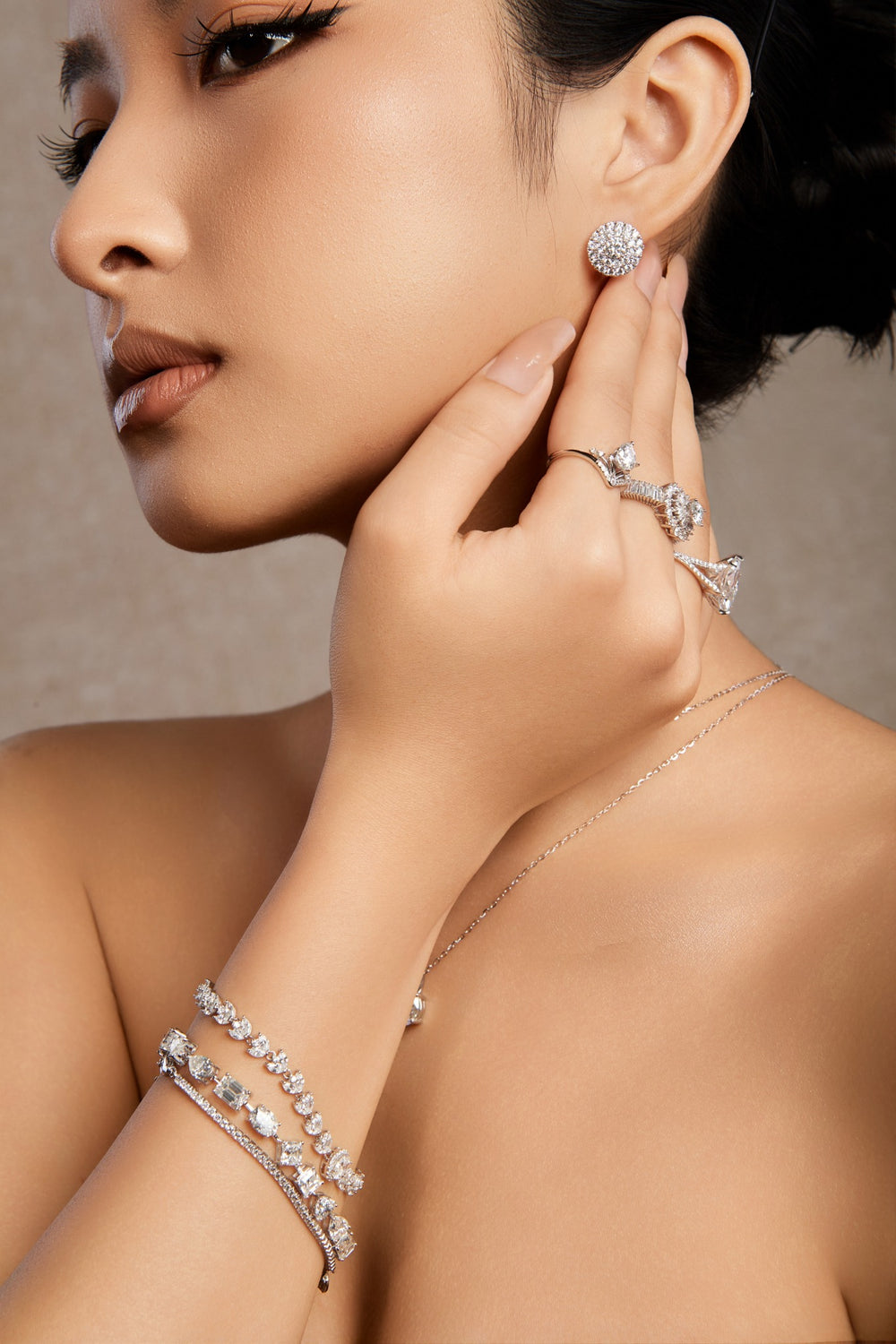 Khuyên tai, nhẫn và vòng tay Moissanite Caterina Diamond, dáng nghiêng