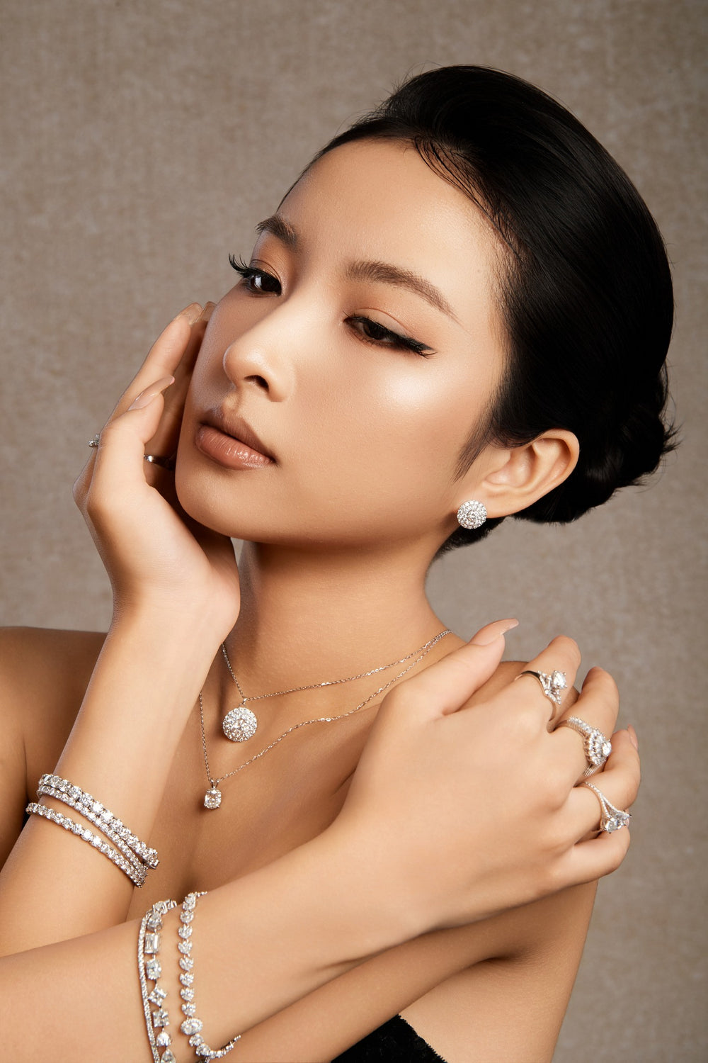 Người mẫu đeo dây chuyền, khuyên tai, nhẫn và vòng tay Moissanite Caterina Diamond