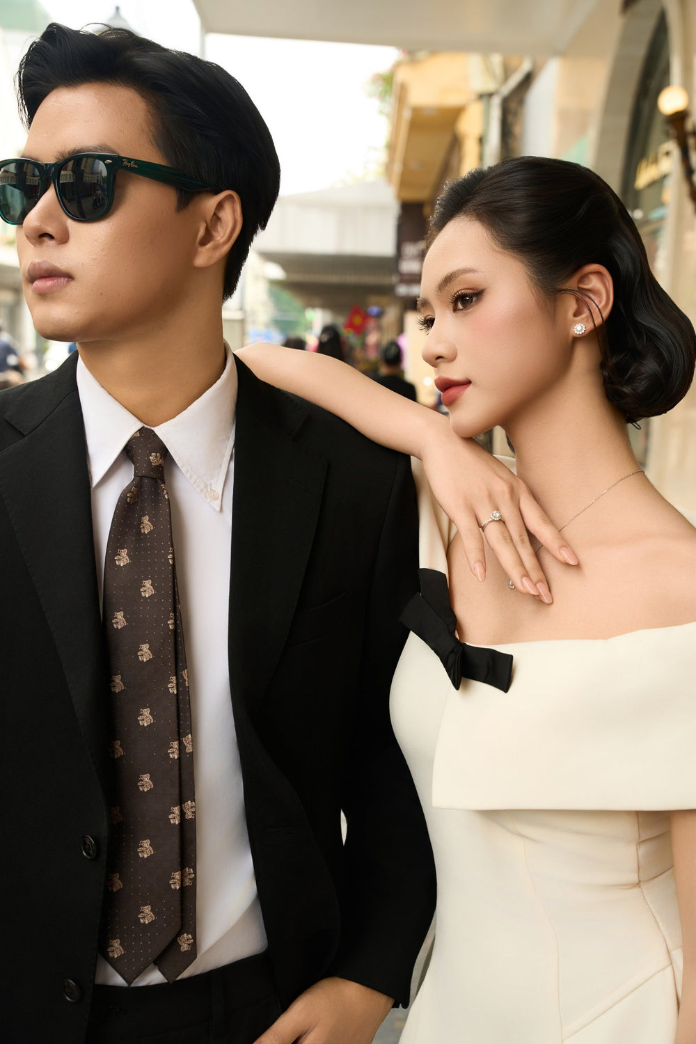 Cô ấy tựa bàn tay đeo nhẫn Moissanite Caterina Diamond lên vai anh