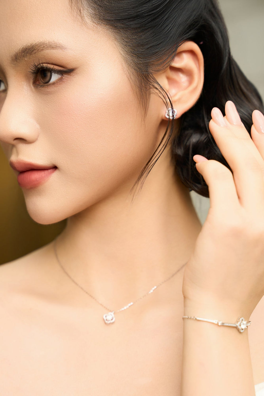 Cận cảnh khuyên tai, dây chuyền và vòng tay Moissanite Caterina Diamond