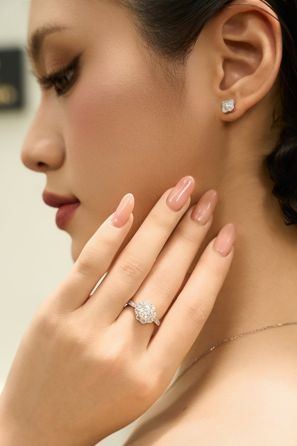 Cận cảnh nhẫn Moissanite Caterina Diamond trên bàn tay chạm má