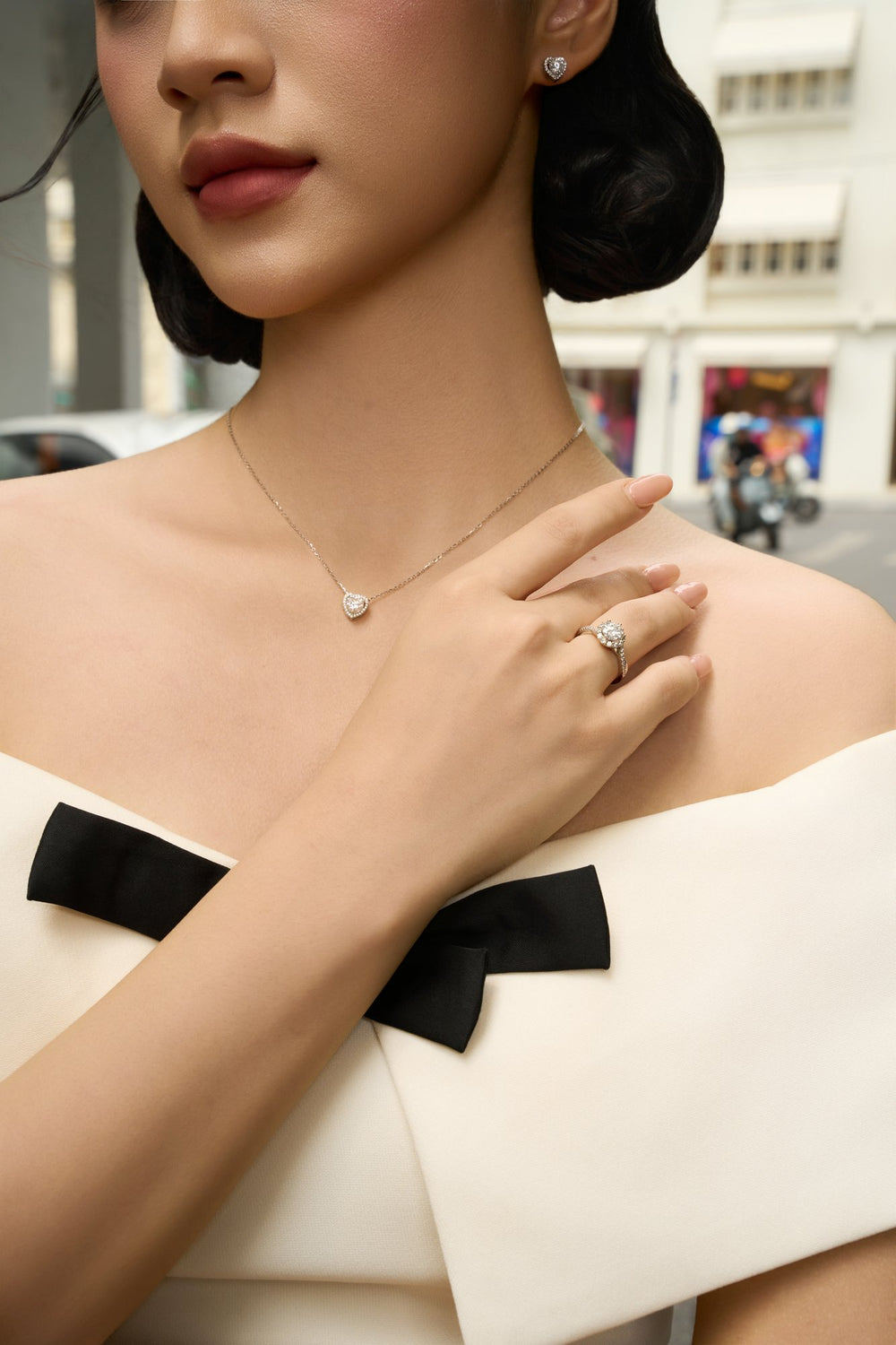 Dây chuyền và nhẫn Moissanite Caterina Diamond bên chiếc nơ đen