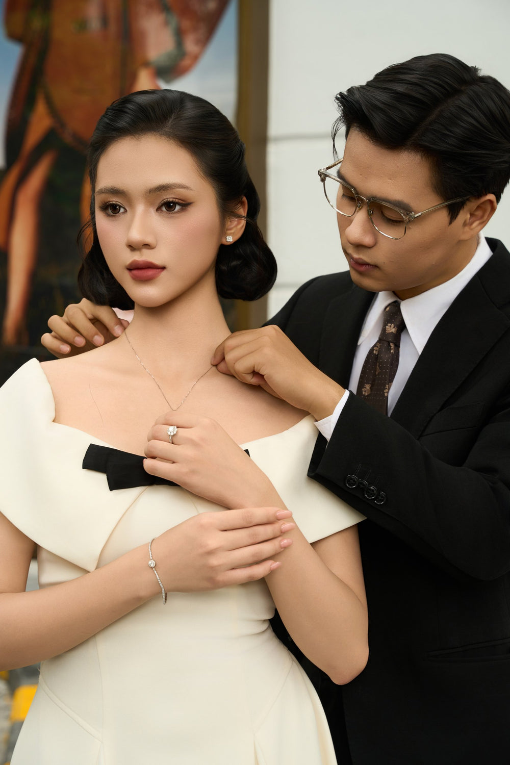 Anh cài dây chuyền Moissanite Caterina Diamond cho cô ấy