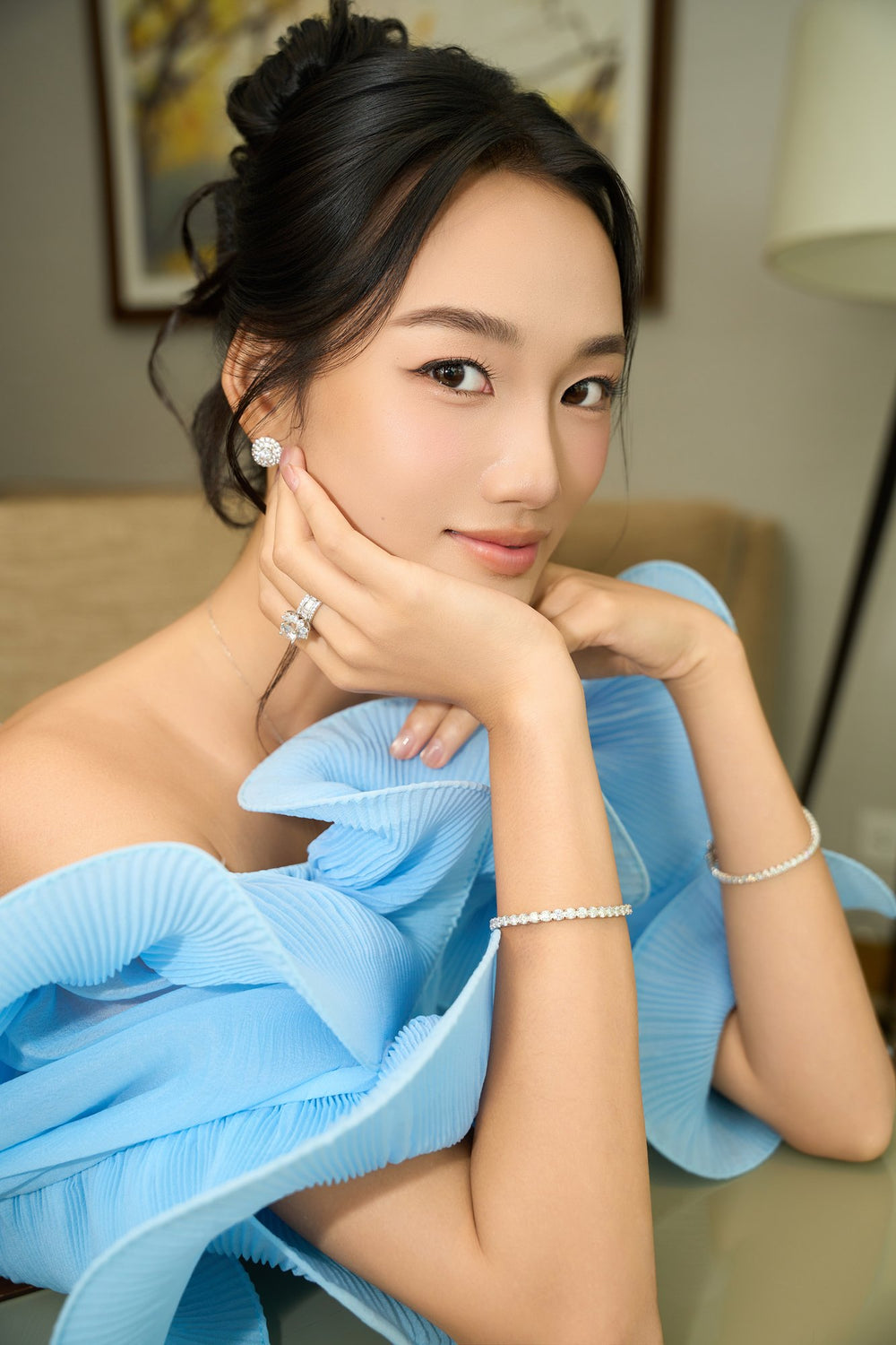 Á hậu Nguyễn Quỳnh Anh đeo nhẫn, vòng tay và khuyên tai Caterina