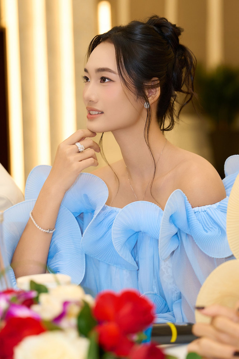 Á hậu Nguyễn Quỳnh Anh đeo khuyên tai và nhẫn Caterina